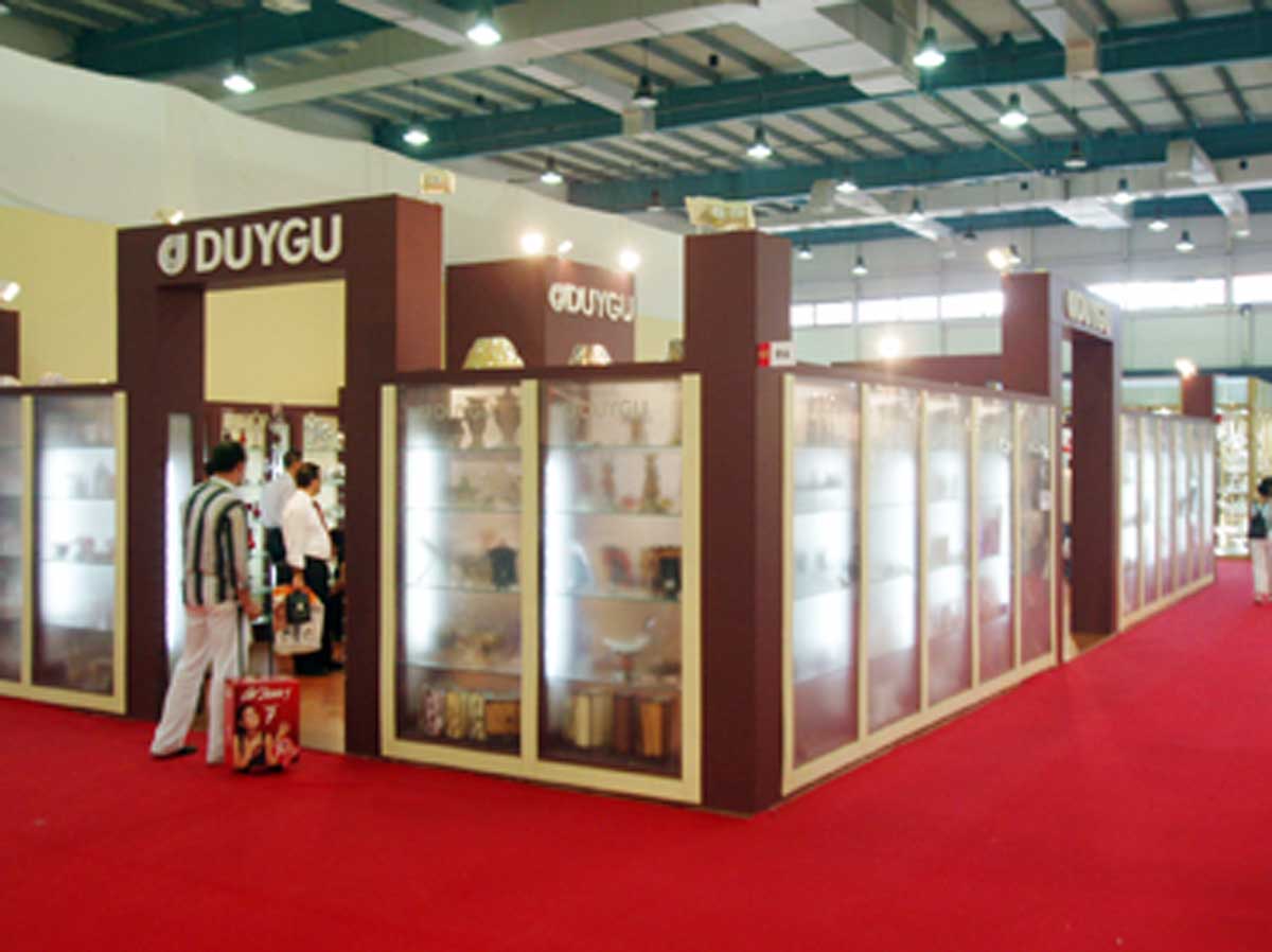 Duygu Exhibition Stand in Burgundy