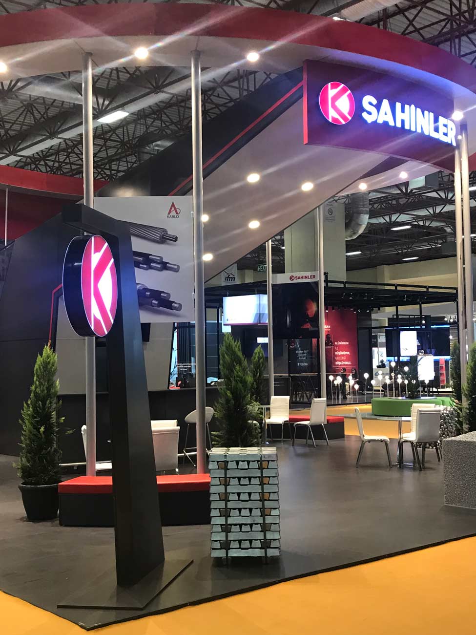 Company lighted sign of the logo of Sahinler on top of a large Exhibition Stand.