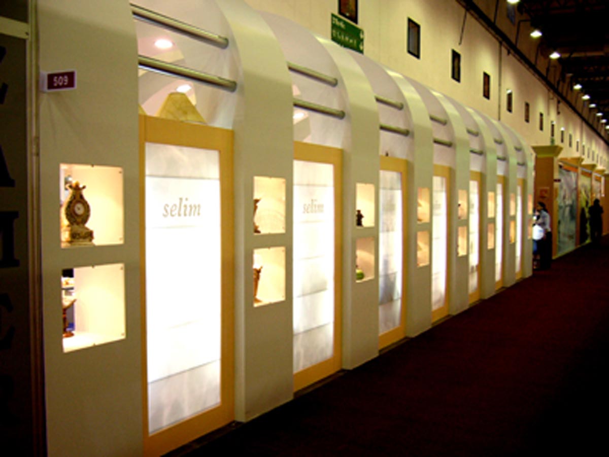 Side image of an indoor white Expo Stand