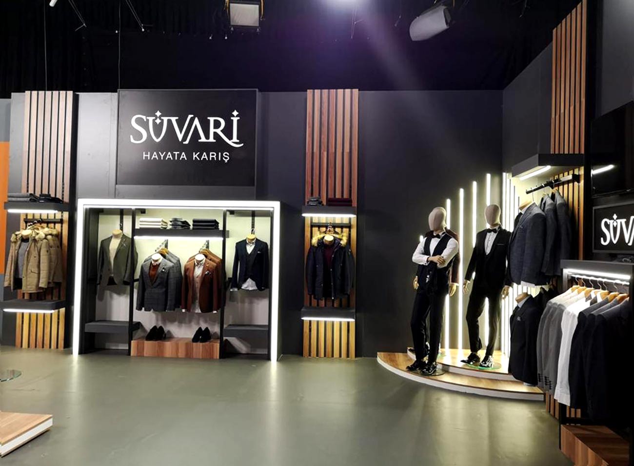 Suvari Exhibition Stand in black colour and wooden strips on the walls